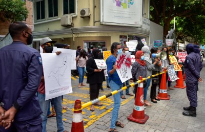 ޖިންސީ ގޯނާގެ ތުހުމަތުވާ މީހުން މަގާމުން ވަކިކުރަން ގޮވާލައި މުޒާހަރާކޮށްފި