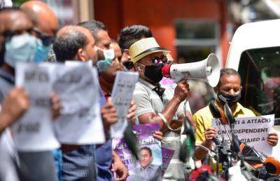 މީޑިއާތަކާ މެދު ތަފާތުކުރާ ކަމަށް ބުނެ އިދިކޮޅުން މުޒާހަރާކޮށްފި