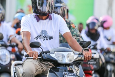 ހެލްމެޓް އަޅައިގެން އިންދައި އެކްސިޑެންޓްވެ، ބޯފަޅައިގެން ހިނގައްޖެ