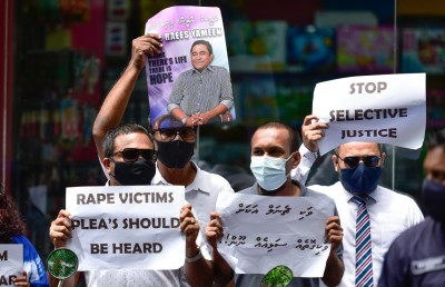 މީޑިއާތަކާ މެދު ތަފާތުކުރާ ކަމަށް ބުނެ އިދިކޮޅުން މުޒާހަރާކޮށްފި