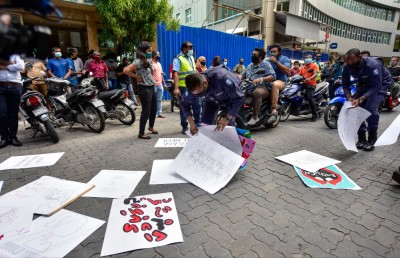 ޖިންސީ ގޯނާގެ ތުހުމަތުވާ މީހުން މަގާމުން ވަކިކުރަން ގޮވާލައި މުޒާހަރާކޮށްފި