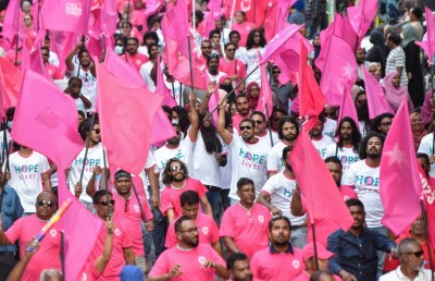 ކުރީ ސަފުގައި އިދިކޮޅު ލީޑާޝިޕް ތިބެގެން ޔާމީން މިނިވަންކުރަން ގޮވާލައި ބޮޑު ހިނގާލުމެއް!