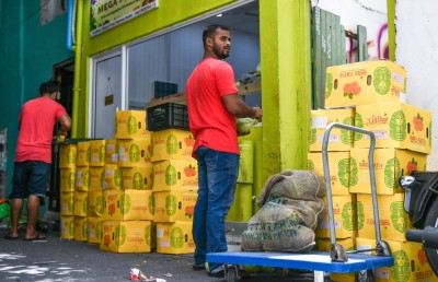 ބަލަބަލައިތިއްބާ ވިޔަފާރީގެ ކޮންޓްރޯލް ނަގައި ބިދޭސީންގެ ޖީބުތައް ފުރެނީ!