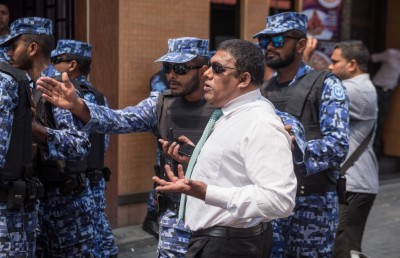 ރައީސްގެ މޫނަށް ކުޅު ޖަހާ މީހަކަށް 50،000ރ. ދޭނެ ކަމަށް މުސްތޮފާ ވިދާޅުވި މައްސަލަ ބަލަނީ