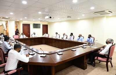 އަސްލަމާއި މުއިއްޒު ކޮމިޓީގައި: ފްލެޓްތަކުގެ އަގާ ގުޅޭ ހޫނު ބަހުސެއް!