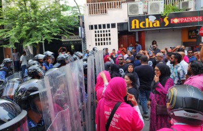 ރިޔާސީ ބަޔާނަށް ހުރަސް އެޅުމުން އިދިކޮޅު މެންބަރުން ތަޅުމުން ނެރެ، މަޖިލިސް މެދު ކަނޑާލައިފި