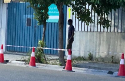 ހުޅުމާލޭ މެޑިކަލް ފެސިލިޓީ ދޮރުމަތީގައި ކޮވިޑްގެ ބަލި މީހަކު ހުންނަތާ އެތައް އިރެއް!