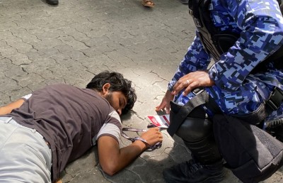 އިދިކޮޅުގެ މުޒާހަރާގެ ތެރެއިން ޗެނަލް 13 ގެ ދެ ނޫސްވެރިއަކަށް އަނިޔާވެއްޖެ
