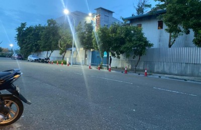 ހުޅުމާލޭ މެޑިކަލް ފެސިލިޓީ ދޮރުމަތީގައި ކޮވިޑްގެ ބަލި މީހަކު ހުންނަތާ އެތައް އިރެއް!
