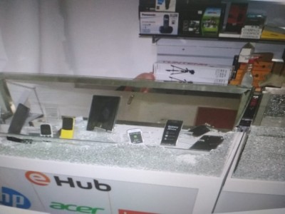 މޫނު ނިވާކޮށްގެން ތިބެ ފިހާރައެއް ފަޅާލި މައްސަލައެއްގައި ހަތަރު މީހަކު ހައްޔަރުކޮށްފި