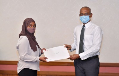 އޭ ލެވެލްގައި އެއް ވަނަ ހޯދި ހަތް ދަރިވަރަކަށް ރައީސްގެ ސްކޮލަޝިޕް ދީފި