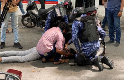 އިދިކޮޅުގެ މުޒާހަރާގެ ތެރެއިން ޗެނަލް 13 ގެ ދެ ނޫސްވެރިއަކަށް އަނިޔާވެއްޖެ