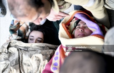 ބިންހެލުމުގައި ދެ ދަރިންނާއި މަންމަ އިމާރާތުގެ ދަށުގައި 30 ގަޑިއިރު، ދިރިތިއްބާ ސަލާމަތްކޮށްފި