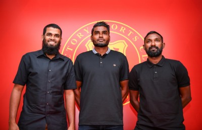 ވިކްޓަރީގެ ކޯޗަކަށް ސޮބާ، ދެވަނަ ޑިވިޝަނުގައި ކުޅެން ގައުމީ ކެޕްޓަން އަކޫ އާއި އުމޭރު ވެސް ސޮއިކޮށްފި