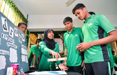 ސައިންސް ފެއާގައި މި ކުދިން ހެދީ ބޭސް އުފުލަން ޑްރޯންއެއް