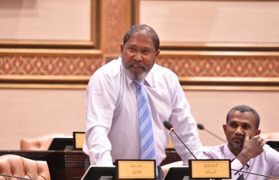 ޑްރަގް ގެންނަ ބިދޭސީން ޑީޕޯޓު ކޮށްލާ ގަވައިދު ހެދީ ގާނޫނުއަސާސީގެ ބާރު ކަނޑުވާލަން: ގާސިމް