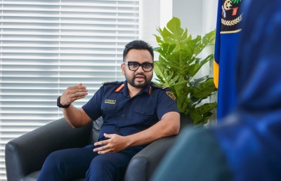 ޑީޕޯޓް ކޮށްފައިވާ ބަޔަކު ނުފޫޒުން ރާއްޖެ އެތެރެކުރި ދެ އޮފިސަރަކު ވަޒީފާ އިން ވަކިކޮށްފި