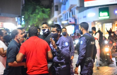 ސަރުކާރުގެ އިސްތިއުފާއަށް ގޮވައި، އިދިކޮޅުން މުޒާހަރާކޮށްފި