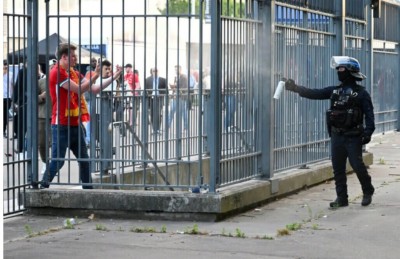 ޔޫއެފާއިން ސަޕޯޓަރުން ނުރައްކަލުގެ ތެރެއަށް ވައްޓާލި: ކޮމިޝަން