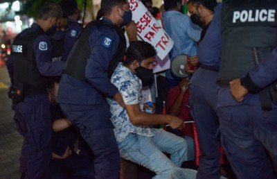 މުޒާހަރާ ރޫޅާލަން ހާލަތާ ނުބައްދަލު ބާރުގެ ބޭނުންކުރި: އިދިކޮޅު