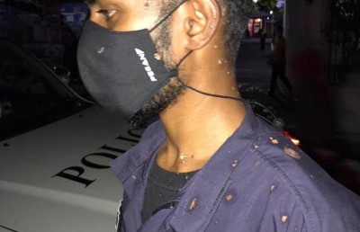 މުޒާހަރާގެ ބައިވެރިއަކު ފުލުހުންގެ ގަޔަށް ހައްޕުނޑު ޖަހައިފި