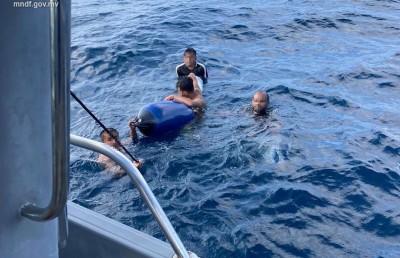 ރޯވެ، އަޑިއަށް ދިޔަ ދޯންޏެއްގެ ހަތަރު ފަޅުވެރިން ކަނޑުމަތިން ނަގައިފި