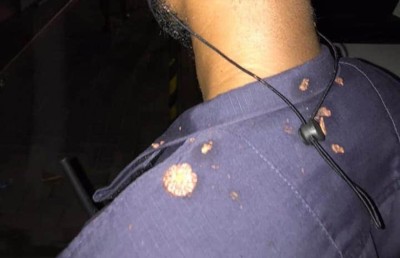 މުޒާހަރާގެ ބައިވެރިއަކު ފުލުހުންގެ ގަޔަށް ހައްޕުނޑު ޖަހައިފި