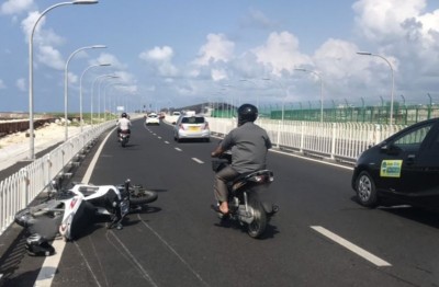 ލައިސެންސް ނެތް މީހެއް ދުއްވި ސައިކަލު އޯވަޓޭކް ކުރުމުން އެކްސިޑެންޓް ވެއްޖެ