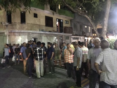 އެމްޑީޕީގެ ވޯޓާ ގުޅިގެން ދަރުބާރުގޭގެ ބޭރުގައި މުޒާހަރާ ކުރަނީ