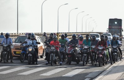 ރަށުތެރޭގައި ހެލްމެޓް އަޅައިގެން އުޅޭ މީހުން ހުއްޓުވައި ފާސްކުރަނީ