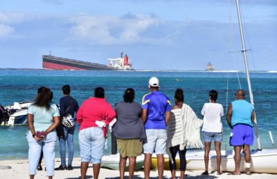 މޮރިޝަސްގެ ފަރަށް އަރައި ތެޔޮ ފައިބަމުންދާ ބޯޓު ދެބުރިވެދާނެ ކަމުގެ ބިރުބޮޑުވެއްޖެ