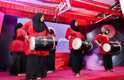 ނަހުލާ ފިރިހެނުންނަށް: ވިސްނުން ބަދަލުކޮށް، އަންހެނުންނަށް ޖާގަ ދީ!