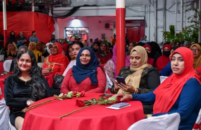 ނަހުލާ ފިރިހެނުންނަށް: ވިސްނުން ބަދަލުކޮށް، އަންހެނުންނަށް ޖާގަ ދީ!