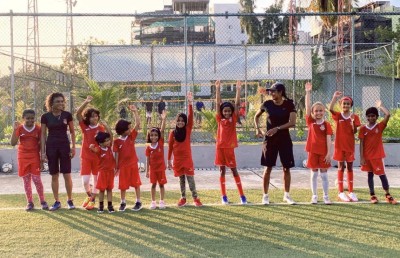 އެއްވެސް ފިރިހެނެއްގެ ބައިވެރިވުމެއް ނެތި އަންހެނުންނަށް ފުޓުބޯޅަ!