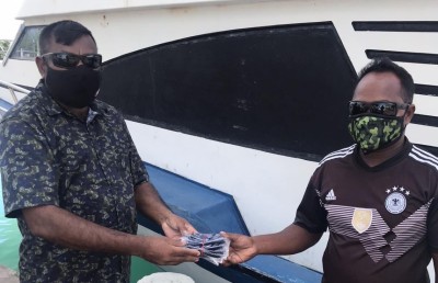 މިފްކޯއިން މުވައްޒަފުންނާއި މަސްވެރިންނަށް މާސްކު ހަދިޔާކޮށްފި
