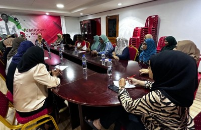 ނަހުލާ، ގިނަ ބަޔަކަށް ދައުވަތު ދީގެން އަންހެނުންގެ ދުވަސް ފާހަގަ ކުރަނީ