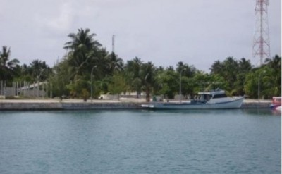 ކަނޑުހުޅުދޫގައި އެއްޖިންސުން ގުޅުން ހިންގަން ތިބި ދެ މީހެއްގެ ގައިގައި ތަޅައިގެންފި