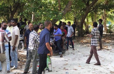 "އަހަރެމެން ތިބީހީ މިއަދު ޑޮލަރު ގުނާލަ ގުނާލަ"