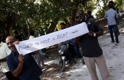 "އަހަރެމެން ތިބީހީ މިއަދު ޑޮލަރު ގުނާލަ ގުނާލަ"