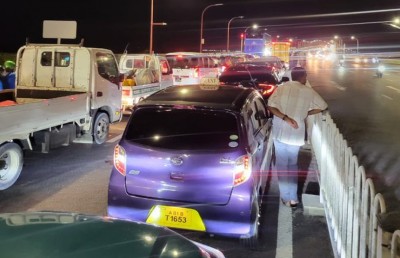 ޕޮލިސް ކާރުގައި ޖެހުނު ސައިކަލެއް މަޑުނުކޮށް ދަނިކޮށް ބަހުގައި ޖެހި އެކްސިޑެންޓުވެއްޖެ