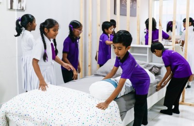 އިއްޒުއްދީން މުޅިން ތަފާތު، ކިޔަވަމުން ސްކޫލްގައި މަސައްކަތްތައް ދަސްކުރަނީ!