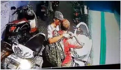 އޭޓީއެމްއަކުން ނިކުތް އަންހެނެއްގެ އަތް ދަބަސް ފޭރިގަނެފި
