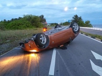 ލ ލިންކް ރޯޑްގައި ކާރެއް ފުރޮޅާލައި ގެއްލުންތަކެއް