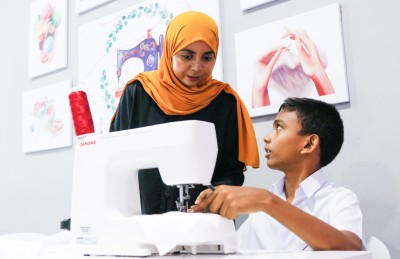 އިއްޒުއްދީން މުޅިން ތަފާތު، ކިޔަވަމުން ސްކޫލްގައި މަސައްކަތްތައް ދަސްކުރަނީ!