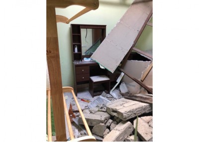 ހަދަމުންދާ ގެއެއްގެ ފާރެއް ޖެހިގެން ހުރި ގޭގެ މައްޗަށް ވެއްޓި ގެއްލުންތަކެއް