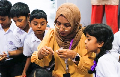 އިއްޒުއްދީން މުޅިން ތަފާތު، ކިޔަވަމުން ސްކޫލްގައި މަސައްކަތްތައް ދަސްކުރަނީ!
