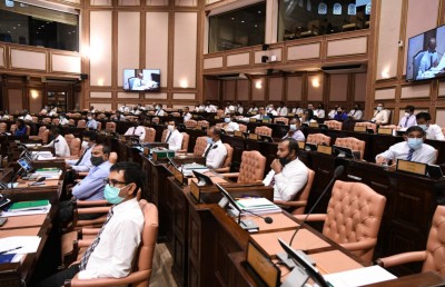 ކޮރަޕްޝަނާ ދެކޮޅަށް މަޖިލިސް އޮތީ ސާބިތުކާމާ އެކީ: އާދަމް ޝަރީފް
