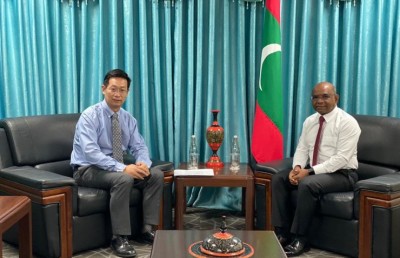 ޗައިނާ އިން އެހީވަނީ އެހެން ބައިވެރިއަކާ ދެކޮޅަށް މަސައްކަތް ކުރުވާކަށް ނޫން: ސަފީރު