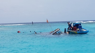 ކާށިދޫ ފަޅުތެރެއަށް އަޑިއަށް ދިޔަ ދޯނި ނަގަނީ