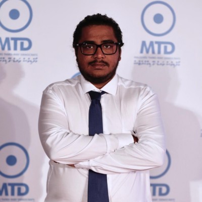 ޝުމްބާ ރަހީނުކުރި ކަމަށް ބުނެ އުމަރާއި ދުންޔާގެ މައްޗަށް ތަހުގީގެއް ހިންގައިދޭން އެދެފި